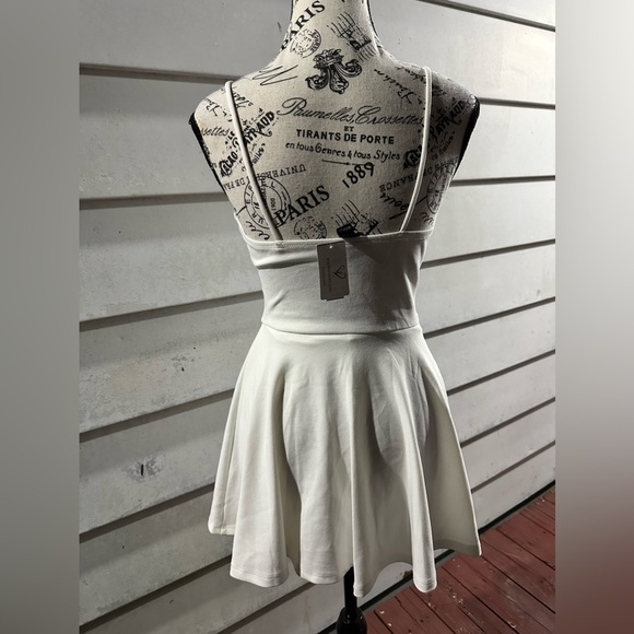 Windsor Trendy Twist-Front Skater Romper-White- SOLD OUT ONLINE- Size: XS NWT - Picture 4 of 11